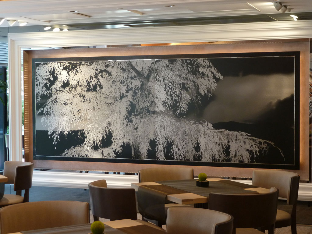京都センチュリーホテルのメインダイニングに採用された、壁面装飾用金属パネル「刻鈑・アートパネル」