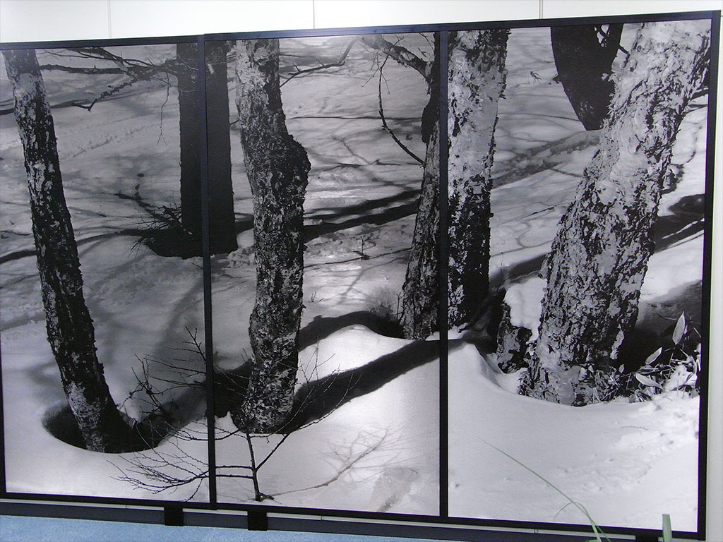 樹氷の幹を撮影した写真を再現した、壁面装飾用金属パネル「刻鈑・アートパネル」