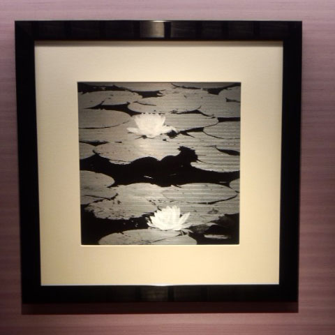 京都センチュリーホテルのオールデイダイニング ラジョウに飾られた刻鈑「睡蓮」